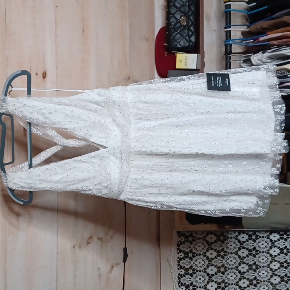 NWT- Lulu's- Sheer- White Daisy- Twisted Strap Mini 👗- Large- White & Gold